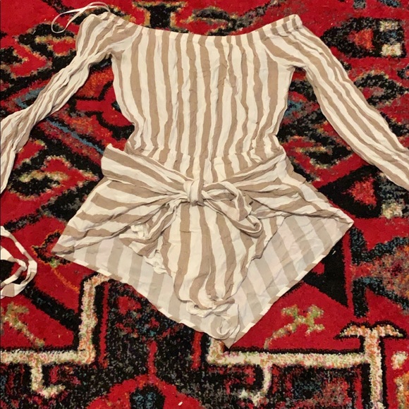 Adorable off the shoulder romper - Picture 1 of 1